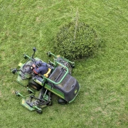 Élagueur 17 assurant un entretien professionnel de pelouse pour des espaces verts éclatants.