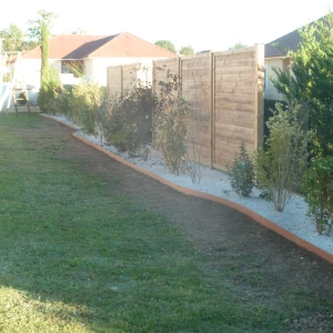 Élagueur 17 impliqué dans la gestion durable des jardins, favorisant la biodiversité en Charente-Maritime.